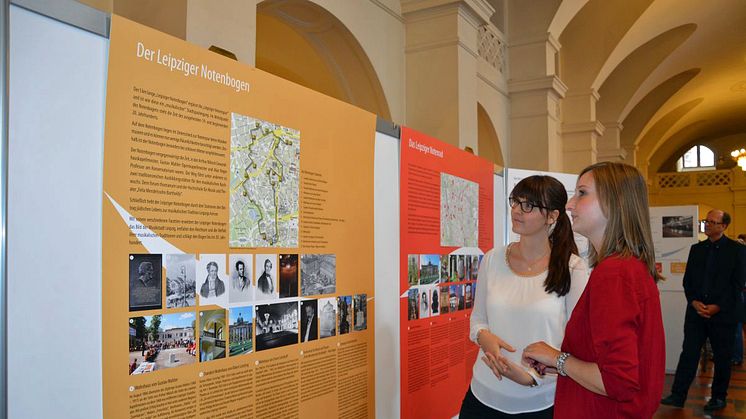 Besucherinnen an der Informationstafel zum Leipziger Notenrad und dem Leipziger Notenbogen