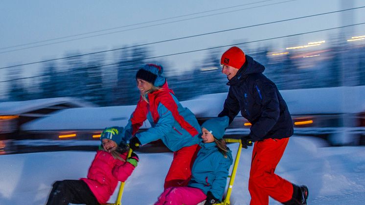 Låna en spark eller Snowracer av Hertz i Sälen