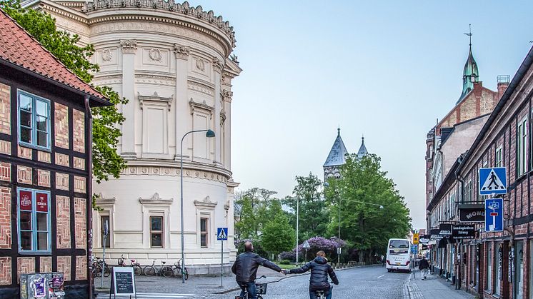 Cyklister på Kyrkogatan bakom Universitetshuset ur boken "Stilla älskad - en fotobok om Lund". Foto: Lasse Sandström