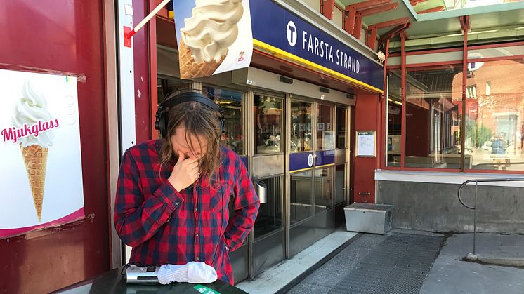 Ljudkonstnären Jonas Holmer gör fältarbete (Foto: Telestaden)