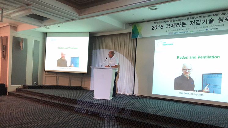Svensk Radonförenings ordförande, Dag Sedin,  föreläser på radonseminarium i Seoul, Sydkorea.