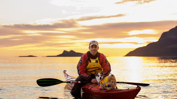 Midnight sun kayaking on Kvaløya. Photo: Marius Fiskum/Visit Norway