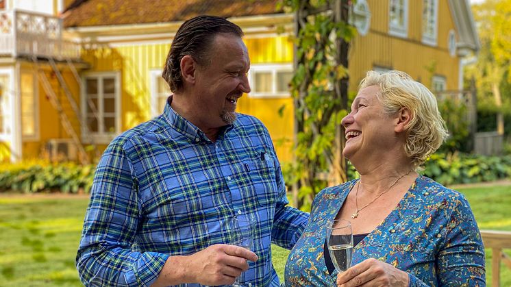 Sune och Mia Markmann, Grimsnäs Herrgård, är stolta vinnare av utmärkelsen Årets Turistentreprenör i Kornobergs län. Foto Karin Bååth.