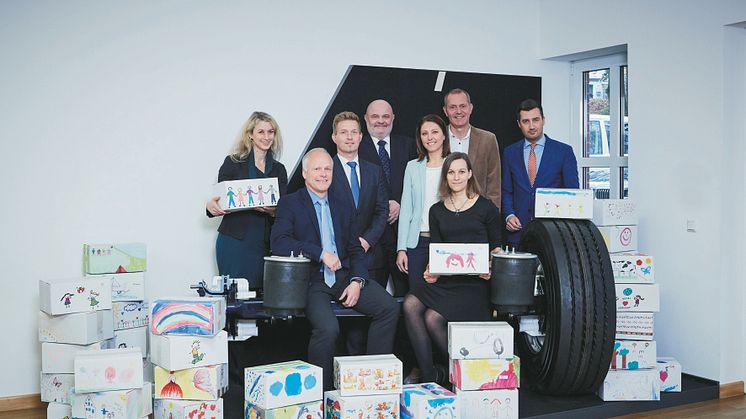 The campaign “Give a box, give a smile” was spearheaded by (from left to right) Kerstin Petermann, Guido Eyer and Achim Kotz (BPW), Michael Lang (OLS), Renate Kotz (Re:Help), Kira Fink and Peter Schneider (BPW), and Navid Thielemann (OLS).