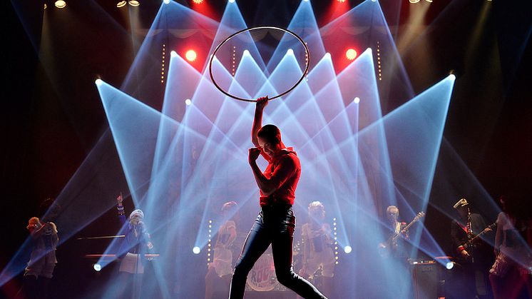 Künstler Igor Boutorine begeistert mit seinem Hula-Hoop-Act  - Foto: Ralf Schuett