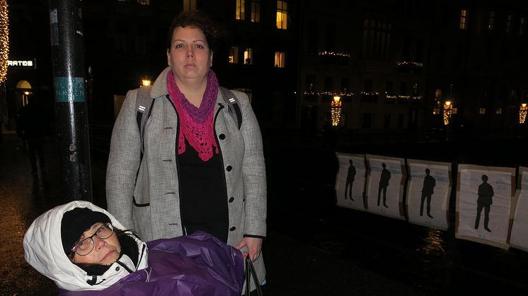 ”Jag går sönder!” säger Elisabet Rundqvist som hungerstrejkade 12 timmar utanför riksdagshuset. Här med Christina Örnebjär, riksdagsledamot för Liberalerna. Elisabet samlar information om självmord och självmordsförsök. 
