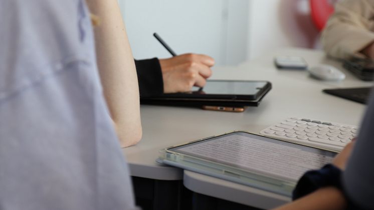 Studierende der Universität Vechta arbeiten an Tablets im Medienkometenzzentrum Vechta