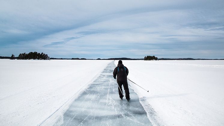Person åker skridskor på isen.