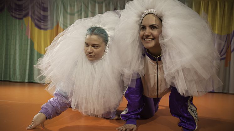 Rita Lemivaara och Bianca Traum i "För att jag säger det" (2019). Foto Anna Drvnik.