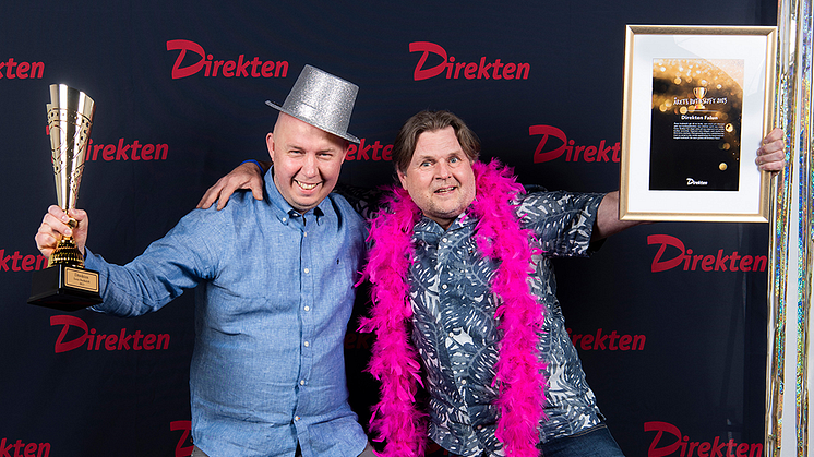Mikael Johansson och Lasse Käck på Direkten Falun firar priset för 2023 års bästa butikslyft inom Direktenkedjan.