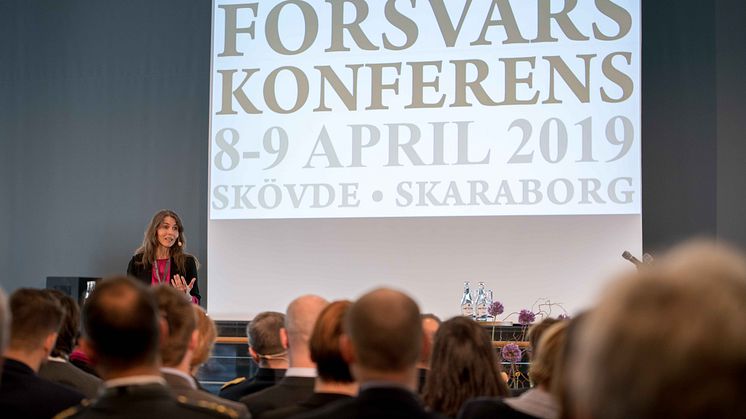 Bildtext: Moderatorn Annika Nordgren Christensen under förra årets konferens. Foto: Robin Krüger, Försvarsmakten