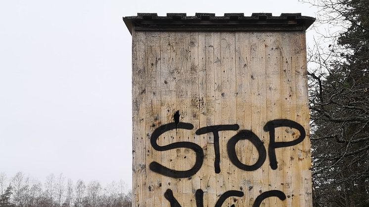 Någon har skrivit på Kyrkogårdsförvaltningens anslagstavla på Järvafältet.