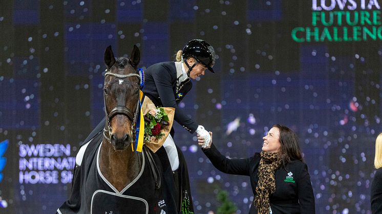 Evelina Söderström och Cilantro tillsammans med Alexandra Mörner från Lövsta Stuteri