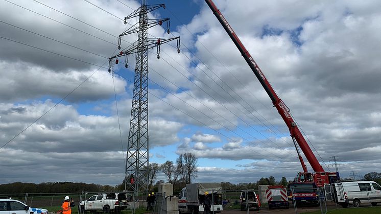 SH Netz stockt Tragmast der 110-kV-Freileitung für geplantes Neubaugebiet in Kremperheide auf