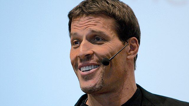 Swedish Wealth Institute AB delar Tony Robbins tips för att höja energin och livsstandarden denna sommar