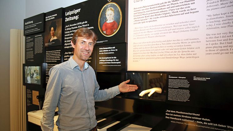 Gregor Nowak gewährt einen ersten Blick in die neue Dauerausstellung im Schumann-Haus - Foto: Andreas Schmidt
