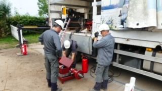 Vorbereitungen für die Jungfernfahrt: Techniker überprüfen die PN100 Stopple-Technik, die auf der Baustelle in Dammfleth das erste Mal zum Einsatz kam.