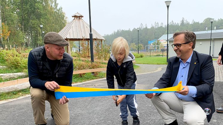 Henrik Lander, ordförande i teknik- och fastighetsnämnden och Niklas Wikström, ordförande i barn- och ungdomsnämnden assisterade vid bandklippningen.