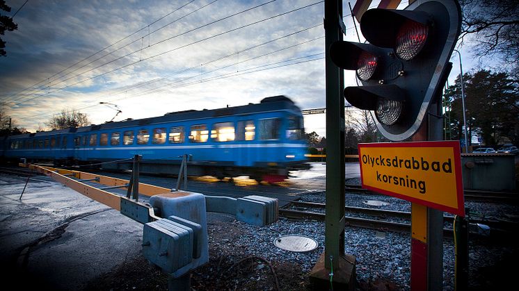 Två järnvägskorsningar på Roslagsbanan ska ersättas med planskilda korsningar fram till 2023.