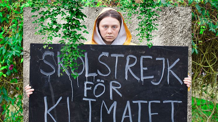 Karla Løkke debuterer i rollen som Clara, der tager ud på en rejse for at blive som sit største idol, Greta Thunberg. Foto: Emil Rostrup.