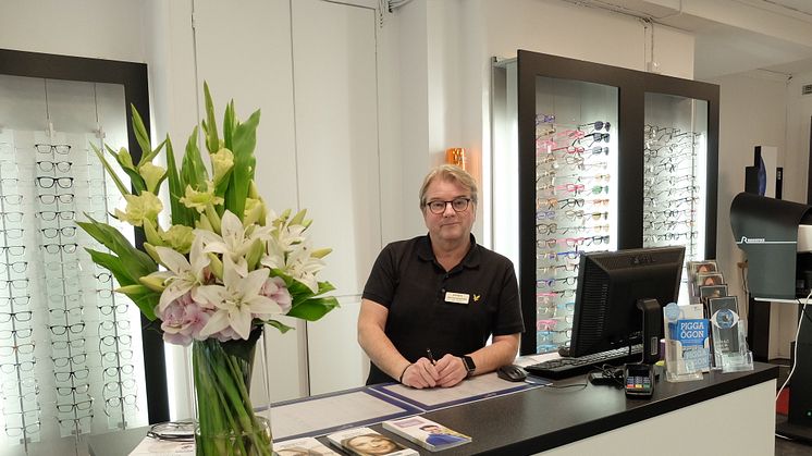 Kenneth Nettelbladt driver optikerbutiken Din Optiker Östermalm på Linnégatan i Stockholm. Idag är butiken en av de som ligger i framkant vid tillverkning och tillpassning av glasögonglas med individuellt anpassade glas. 