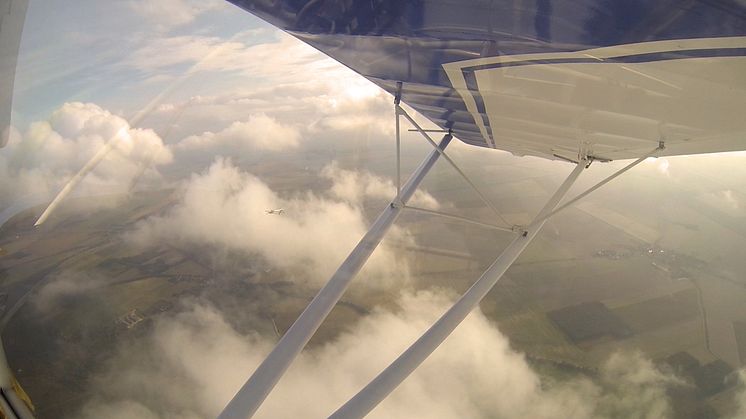Verbandsflug aus unbemannten Fluggerät ATISS und begleitendem Ultraleichtflugzeug bis auf 2.286 m Höhe (Foto: Robert Vilter, TH Wildau)