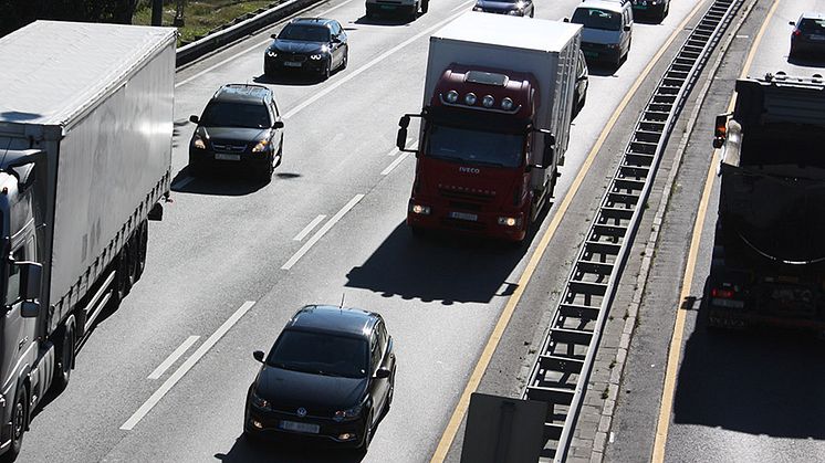 Luftforurensning fra transport har generelt gått ned de siste tiårene på grunn av forbedrede drivstoff- og kjøretøyutslippsstandarder. Likevel er transport fortsatt en betydelig kilde til dårlig luftkvalitet i byer. Ill.foto: NILU