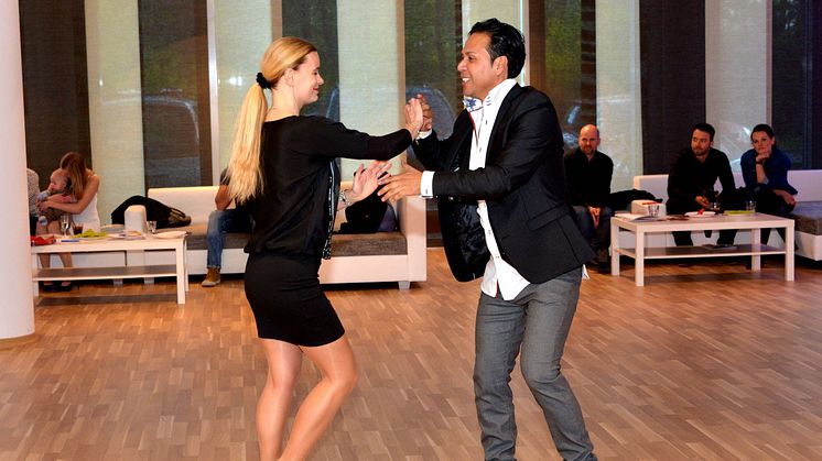 Tanzshow von Gründer und Inhaber Luis Vega mit seiner Tanzpartnerin Manja Neundorf bei der Eröffnungsfeier