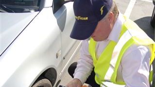 Mätning däckmönsterdjup_Goodyear Road Safety Weeks