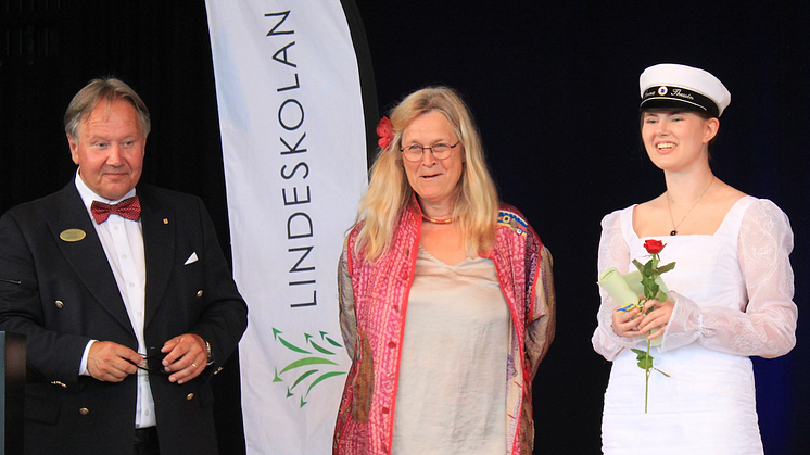 Gymnasiechef Staffan Hörnberg och Kajsa Forsberg (jurymedlem) delar ut kulturpris till Jonna Thessén (TE18) som vann förstapris i kategorin bild.