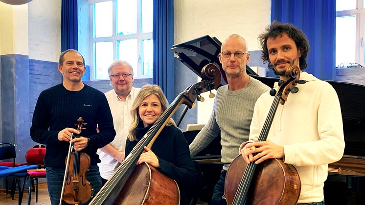 Mikael Wenhov, Maria Sandlund, Mats Jansson, Gunnar Enbom och Florian Erpelding spelar Forellkvintetten i Söderköping. Foto: Mats Gripenblad/SON