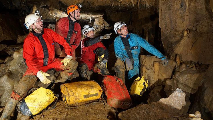 Das Expeditionsteam (v.l.n.r. Stefan Meyer, Joscha Hasselberg, Dr. Kurt Gilde, Franz Miller) entdeckt einen Sensationsfund in der Riesenberghöhle.