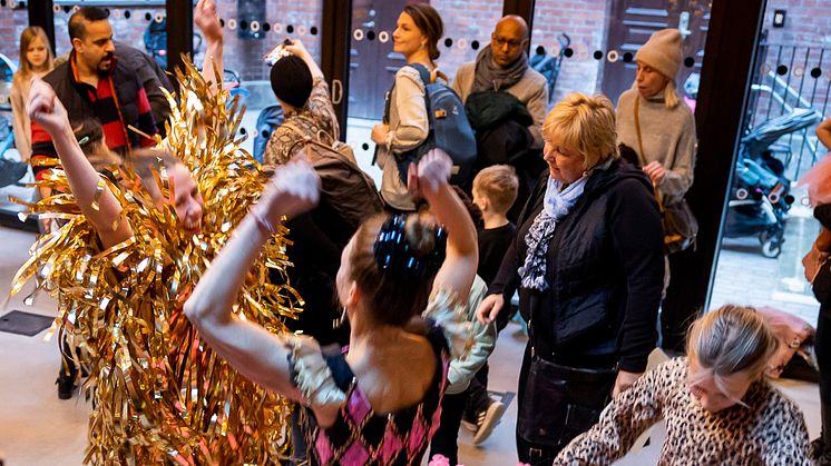 Teaterfest hela dagen lång hos Malmö Stadsteater på Kalendegatan 12. Det är fri entré till allt – kom det blir kul!