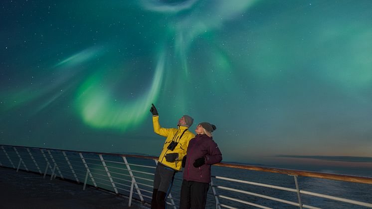 Northern_lights_on_deck_Norway_HGR_122388_Photo_Agurtxane_Concellon.TIF