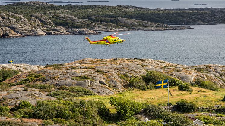 Sörjande talar med pressen för att hedra de döda 