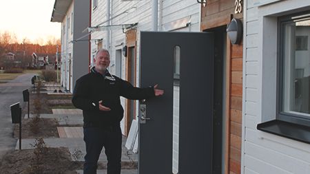 Mimers kundvärd Mikael Lööf öppnar dörren till ett nytt radhusområde i stadsdelen Vallby, Västerås.