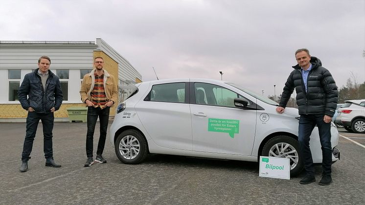 Thomas Axelsson, Business Strategist NEVS, John Olausson Vd på Ezeride och Owe Lång, Ekonomi- och  IT-chef på Eidar med en av bolagets elbilar som nu hyresgäster och personal kan hyra på kvällar och helger.