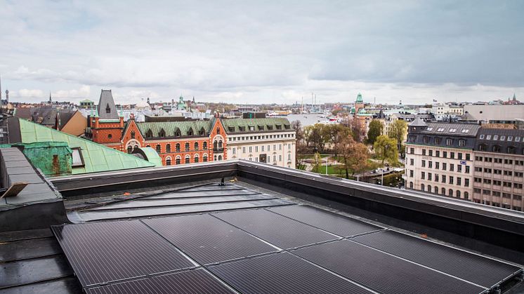Solceller på Skären 9s tak med utsikt över Norrmalmstorg och Nybroviken. Bildcred Hufvudstaden.