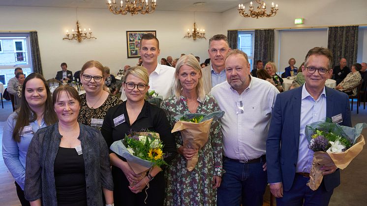 Der var blomster til de 10 virksomheder i Odder Kommune, der i 2022 blev kåret til Gazeller af Børsen. Foto: Lars Aarø.