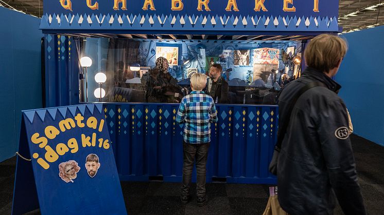 På Folk och Kultur bjuder Studieförbundet NBV in till SCHABRAKET - en ljudisolerad konstinstallation för möten som alla kan se – men ingen kan höra. Bilden är från SCHABRAKET på Bokmässan i Göteborg. Fotograf: Paul Hansen