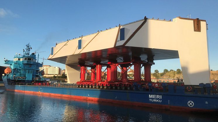 Den 650 ton tunga tvärbalken lastad och klar för avgång på skeppet Meri i Bilbao, Spanien.
