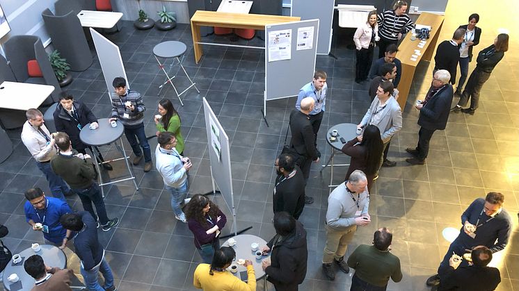 Nätverkande mellan forskare och doktorander - en viktig del av konferensen som ofta leder till nya samarbeten inom additiv tillverkning. Foto: Högskolan Väst.