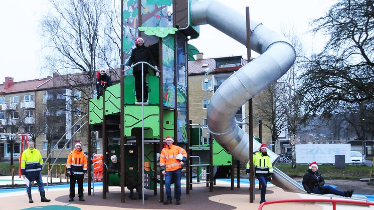 Nu är den nyrenoverade lekplatsen i Norre katts park färdig! På bilden från vänster: Carl Olof Svensson, Lars Sellgren, Anneli Bylander, Maria Johansson, Håkan Björklund, Dick Johansson (Peab), Jenny Hertsgård och Sofia Warpman.