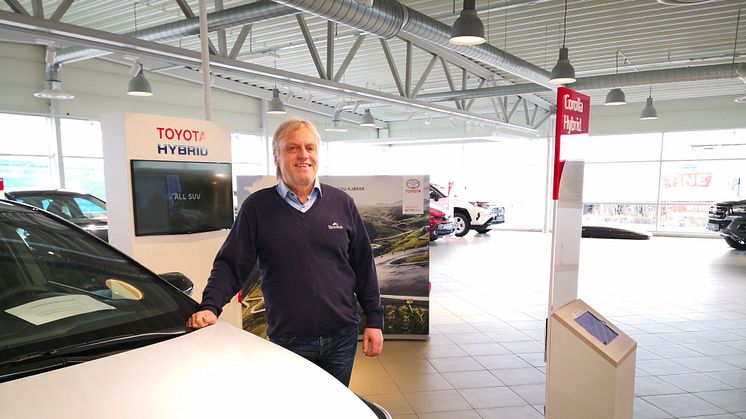 Toyotas hybridbiler er svært ettertraktede i markedet, sier Leif Forsland, bilselger hos Nordvik Toyota Harstad. Foto: Nordvik AS.