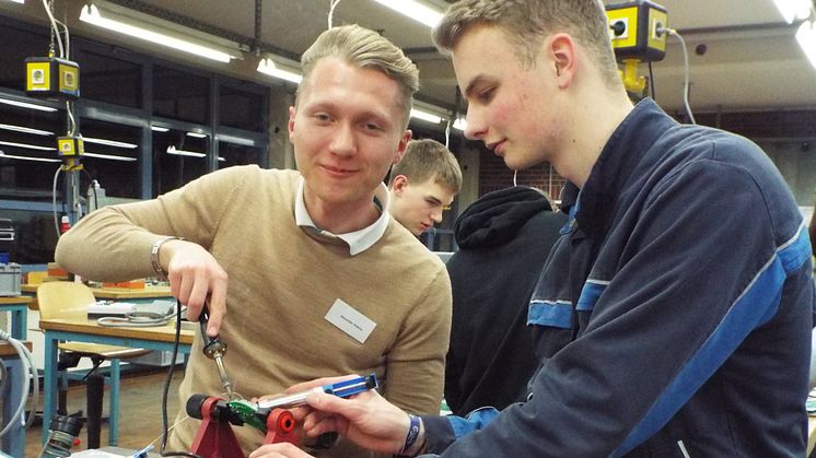 Alexander Babilas und Timo Nordsiek (Auszubildender) in der Ausbildungswerkstatt von Westfalen Weser Netz in Kirchlengern beim Energy Camp (v.l.).