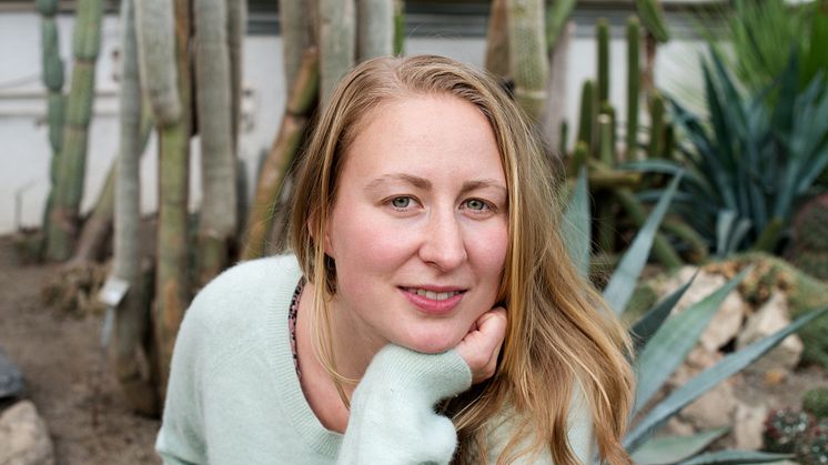 Helga Songøygard Battin debuterer med romanen "Rosehagtornen" 