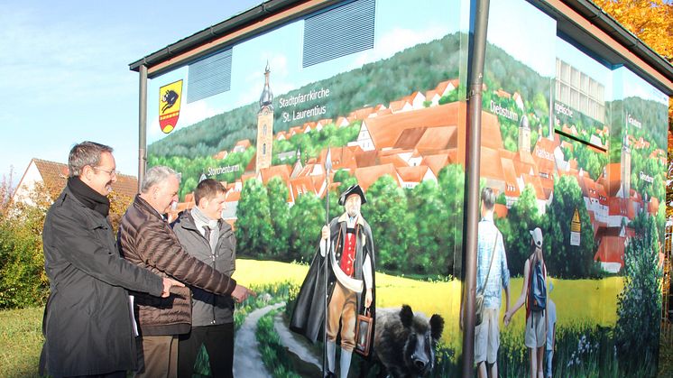 "Frankens schönstes Kegelspiel" samt Türmer und Touristen ziert jetzt eine Trafostation des Bayernwerks in Ebern.