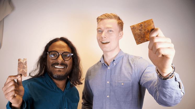 Shahriar Shakil och Johan Valeur från Micovation håller upp prototypen av sitt biobaserade material.