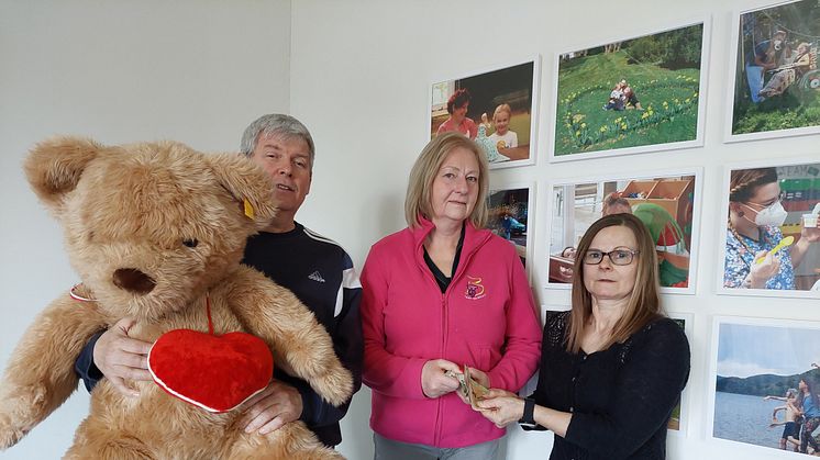 Andreas Marschke, Elvira Wegner vom Kinderhospiz und Silvia Marschke präsentieren stolz die Spende