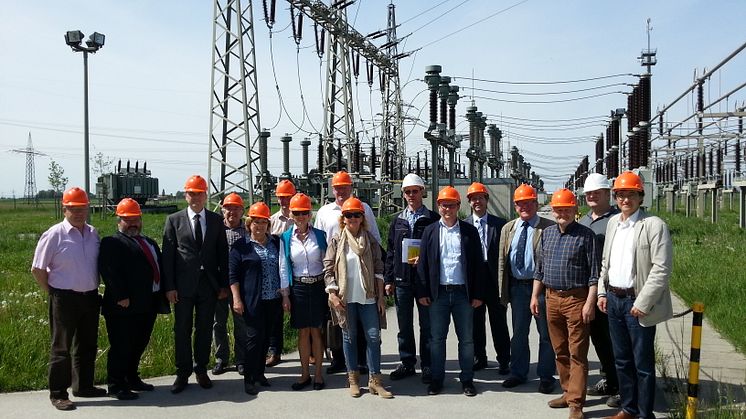 Foto: Bürgermeisterinnen und Bürgermeister des Landkreises Deggendorf mit den Vertretern des Bayernwerks vor dem Umspannwerk in Plattling.